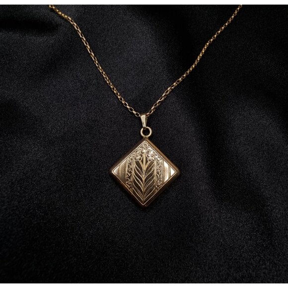 Vintage 1940S - 1950S Gold-Tone Floral Locket Necklace On Delicate Chain - Picture 1 of 6